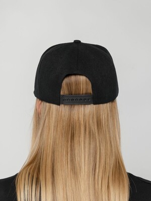 Бейсболка Snapback с прямым козырьком, черная
